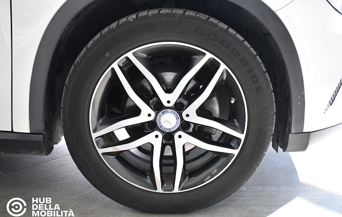 MERCEDES-BENZ GLA 200 d Automatic 4Matic Sport